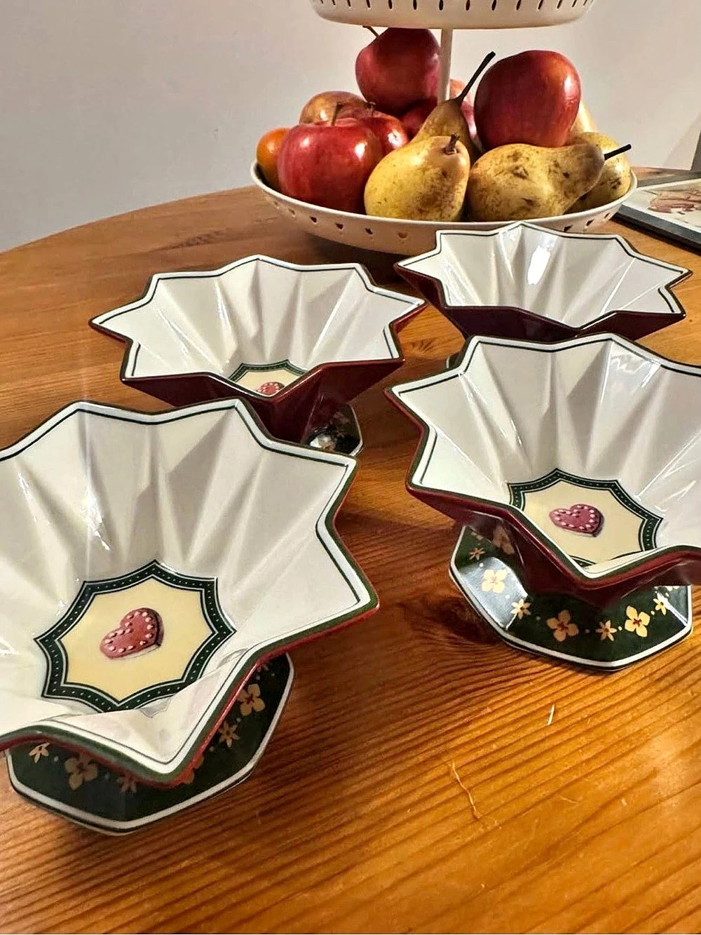 Villeroy & Boch Winter Bakery Delight Star-Shaped Footed Bowl Set